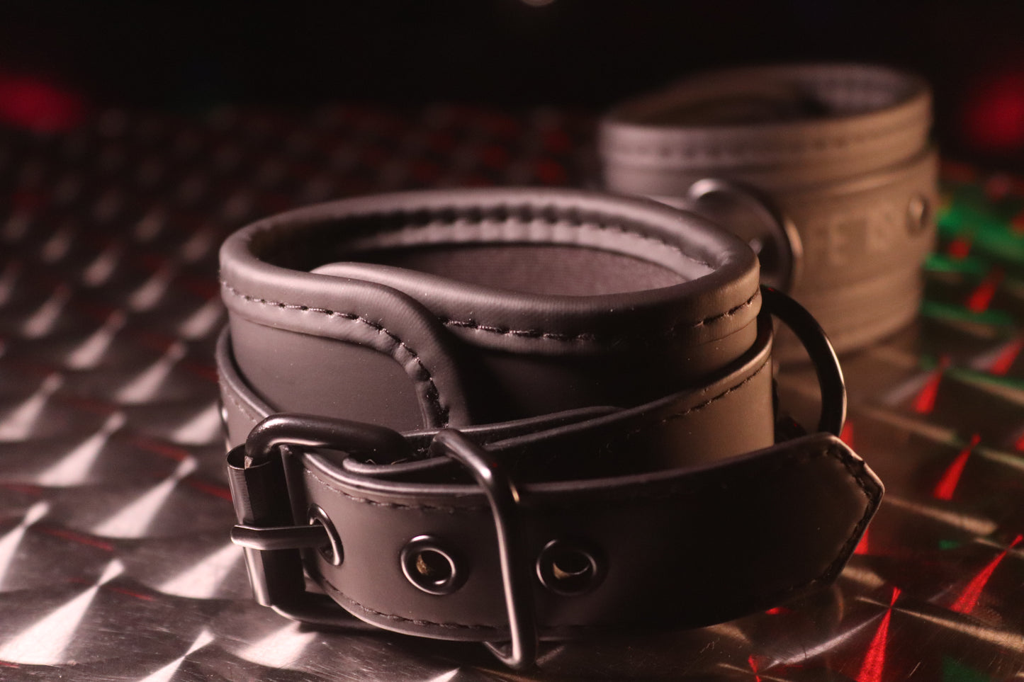 MENOTTES REDLINE — CUIR VÉGÉTALIEN & NÉOPRÈNE